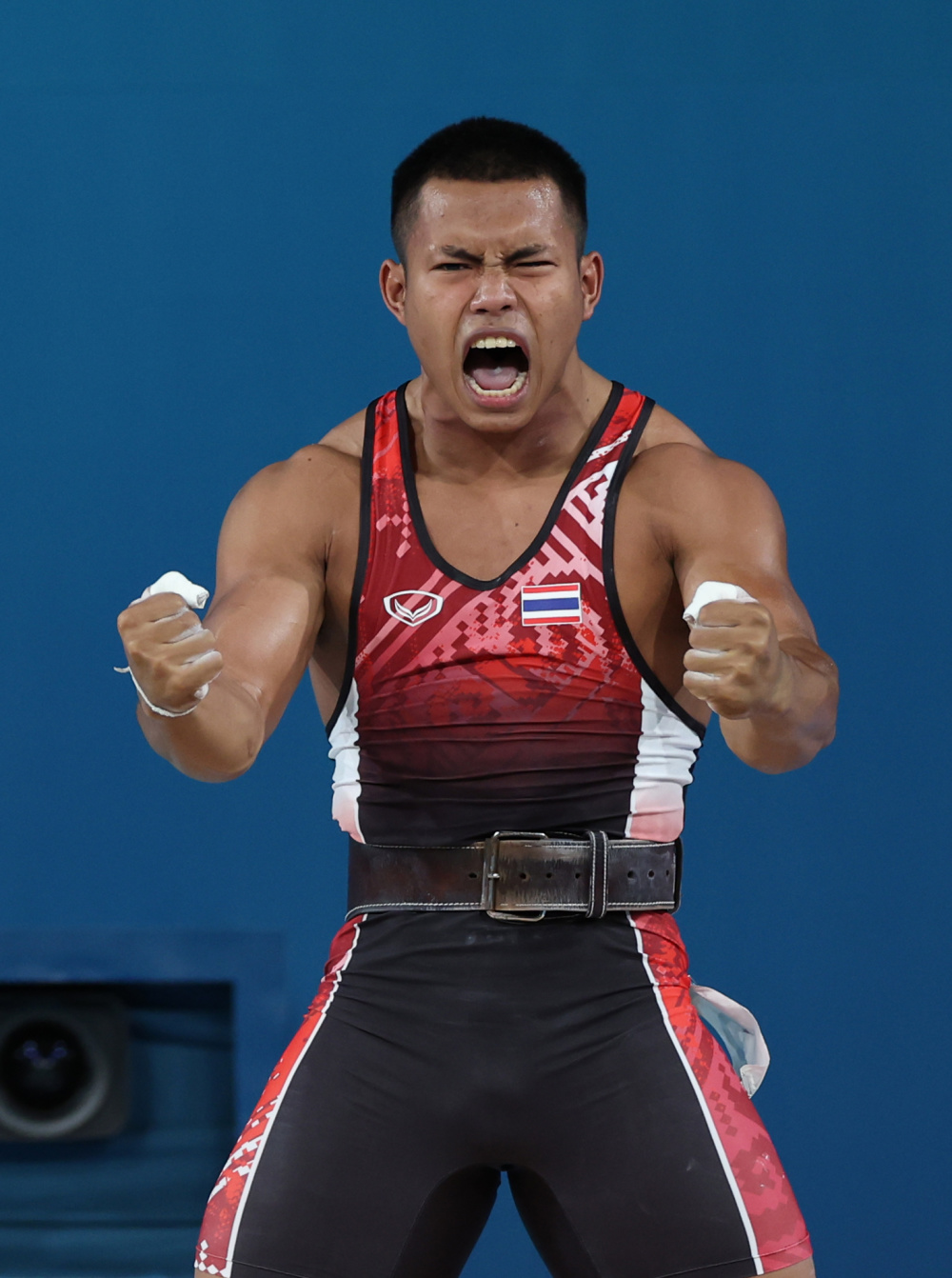 泰国举重选手夺冠，创造历史