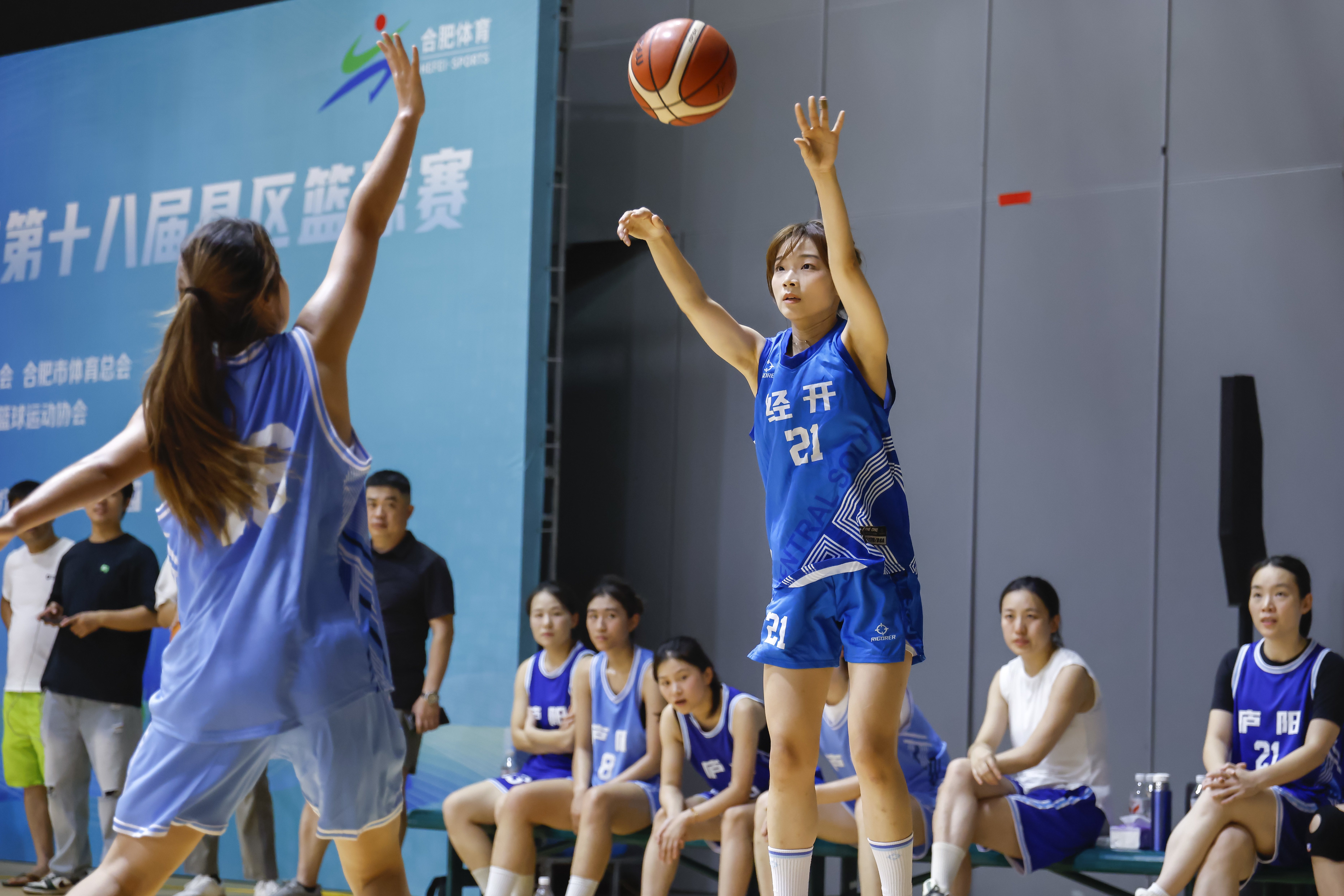 强大的篮球队伍向前进取在场上取得胜利 强大的篮球队伍向前进取在场上取得胜利